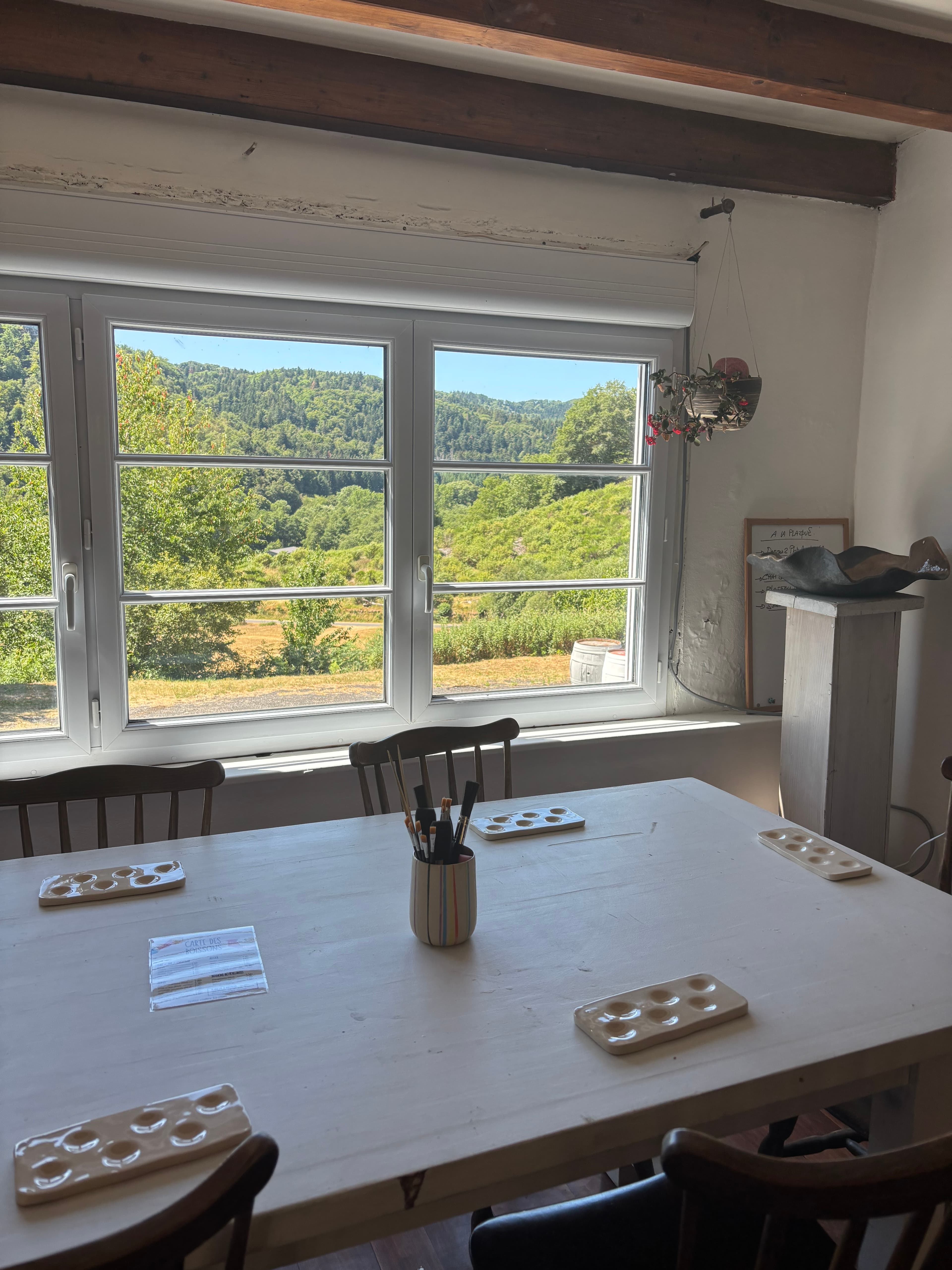 La salle de Terre Happy, tables face aux montagnes du Sancy